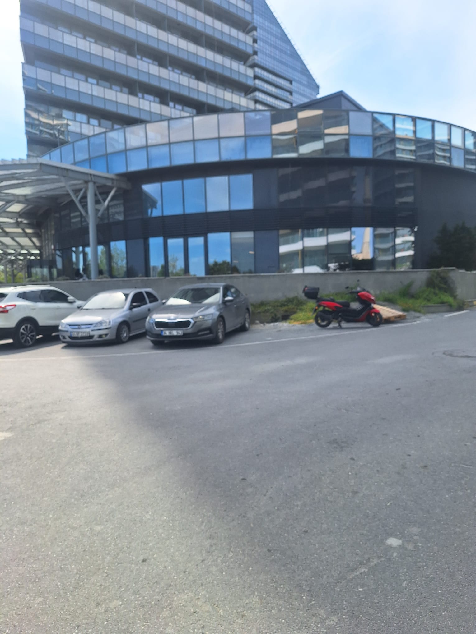 Ticari yapı ve dış alan görünümü