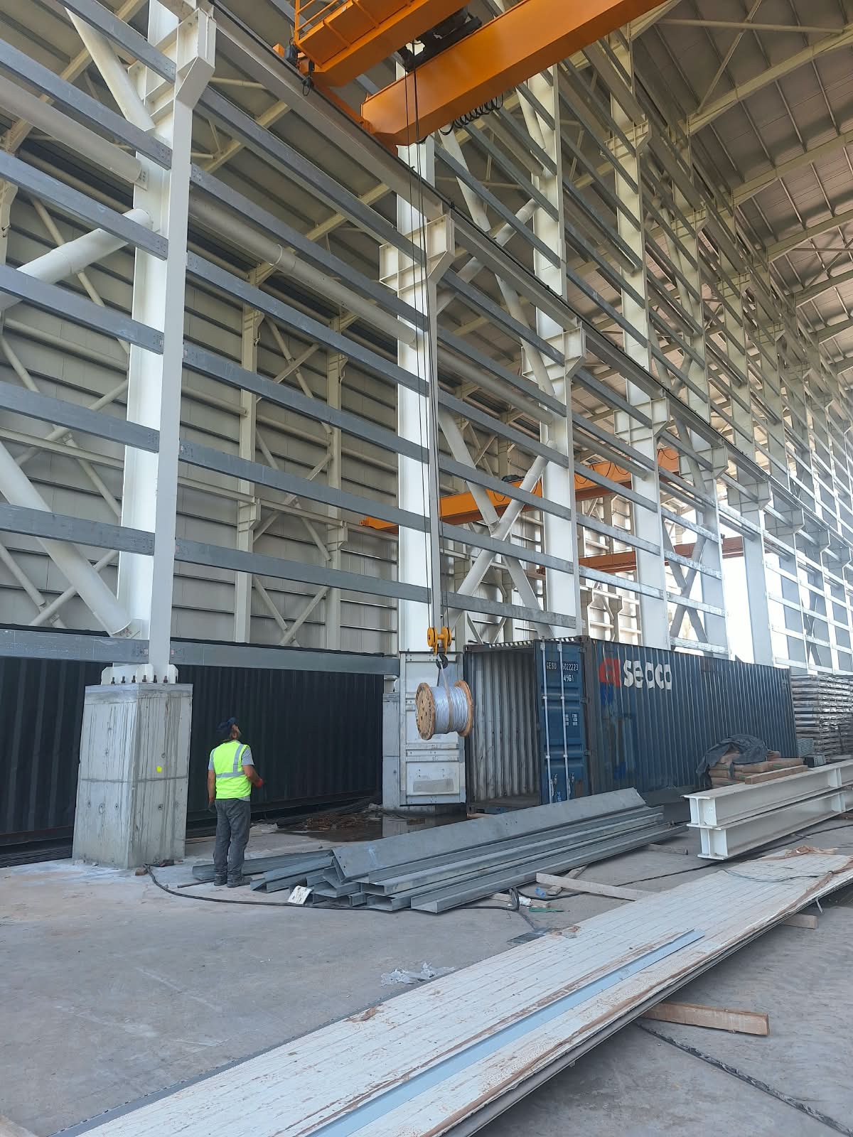 Endüstriyel yapı içinde montaj alanı