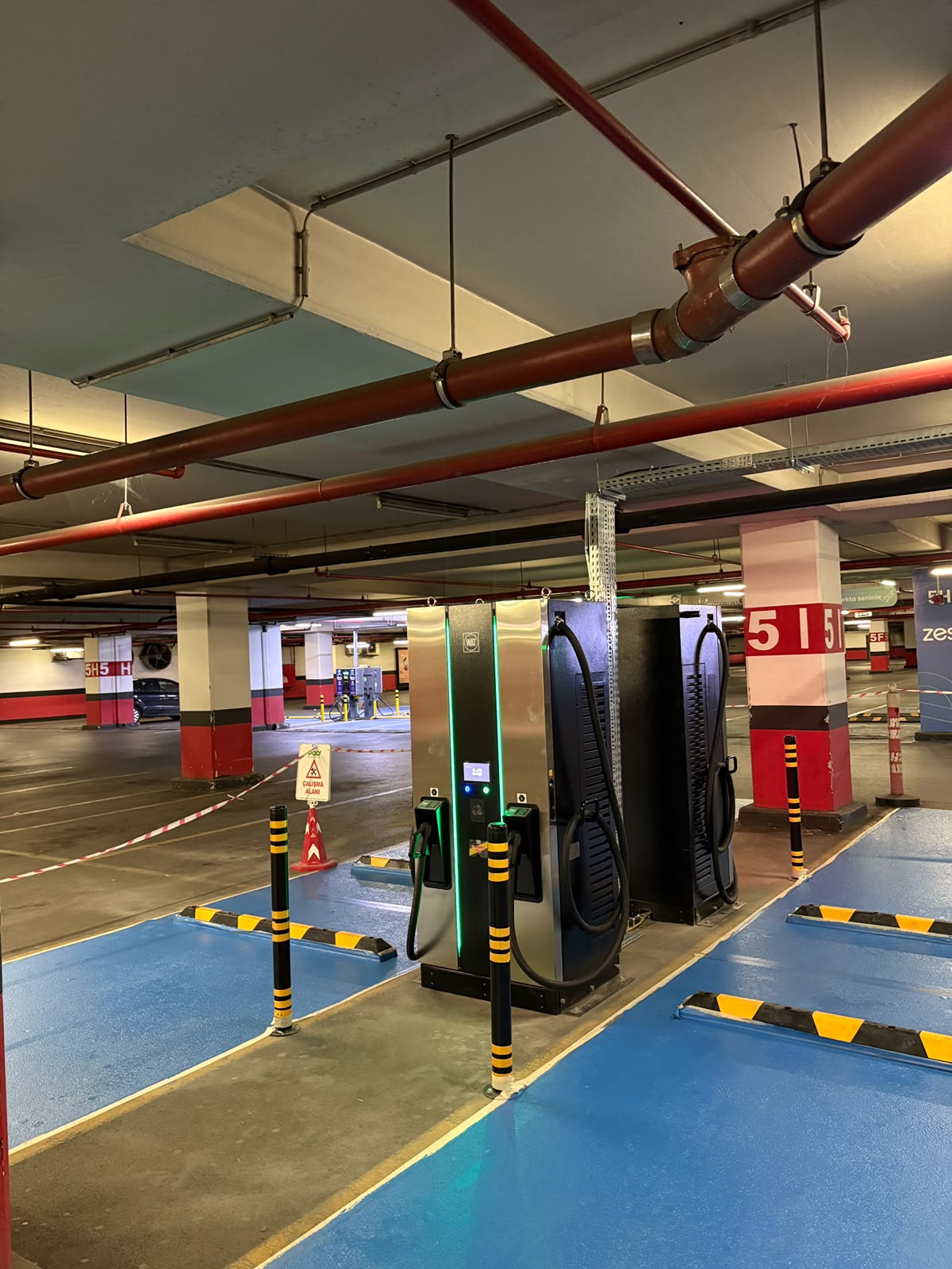Şarj üniteleri ve ayrılmış park alanları