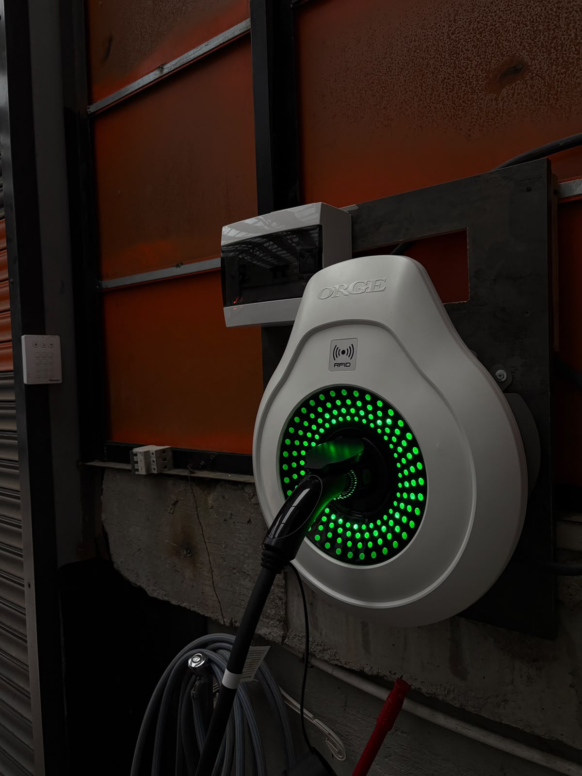 Duvar tipi araç şarj cihazı ve elektrik panosu